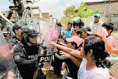 Desalojo en Monte Sinaí, al noroeste de Guayaquil, en más de 30 hectáreas que son terrenos que pertenecen al Gobierno.