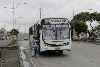Pasajeros toman el bus desde un parterre central en la Orellana.

FECHA : 21/01/2020 

Agencia (ag-extra)