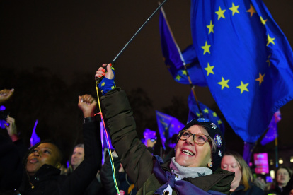 Los partidarios de la UE celebran fuera de las Casas del Parlamento en Londres en enero del año pasado.