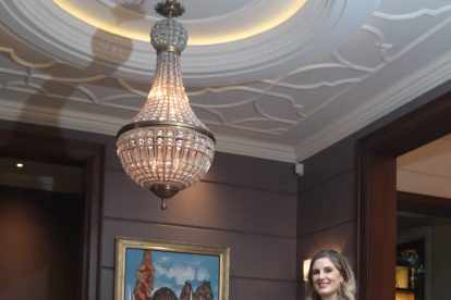 Su estilo es no ‘casarse’ con ningún estilo. Se considera naturalmente contemporánea, transicional, atemporal.