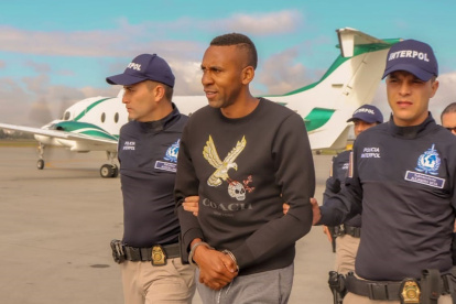 El exjugador Jhon Viáfara cuando es trasladado a un avión que lo llevará a suelo norteamericano,