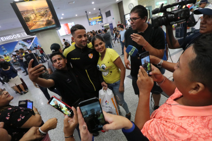 Los hinchas de Barcelona aprovecharon para tomarse fotos con los jugadores.

Agencia (ag-extra)