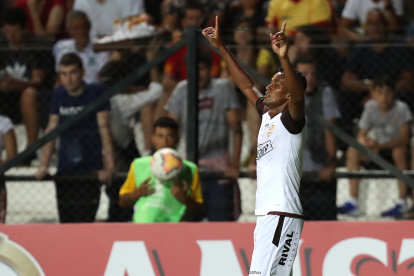 Fidel Martínez celebra el primer gol canario ante Progreso en Uruguay.