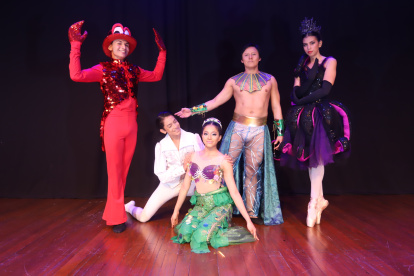 Parte del elenco de 98 alumnos de la escuela de ballet del Teatro Centro de Arte.