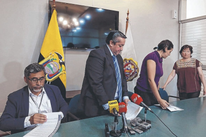 Ramiro García (centro), presidente del Colegio de Abogados de Pichincha, hizo pública su nota de protesta.