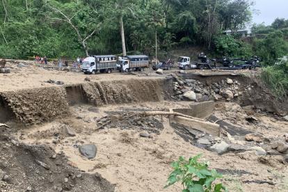 Ríos de piedra y lodo se formaron tras los derrumbes en el sector de Chalguayacu.