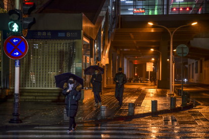 WUHAN. Pocas personas caminaban la noche de ayer por un sector que en tiempos normales es de mucho movimiento.