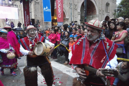 Folclor. Es una tradición que se vive año a año por las calles cuencanas. Para esta fecha se puede disfrutar de la alegría del evento de la gastronomía local.