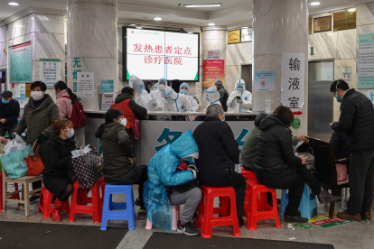 WUHAN. Varias personas hacen filas en una de las áreas de atención en el hospital central de esta ciudad china, donde se dio el primer caso de neumonía.

 CHINA-HEALTH-VIRUS