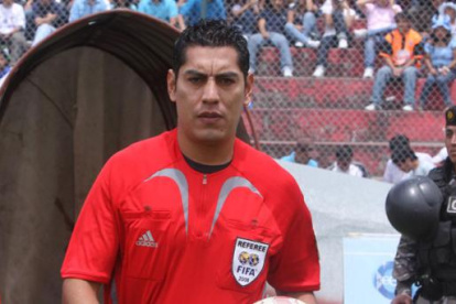 El árbitro central, José Luis Espinel, no seguirá en el fútbol profesional.