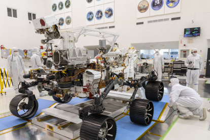 En el Laboratorio de Propulsión a Chorro de la NASA en California, los ingenieros observaron el primer examen de manejo para el rover Mars 2020.