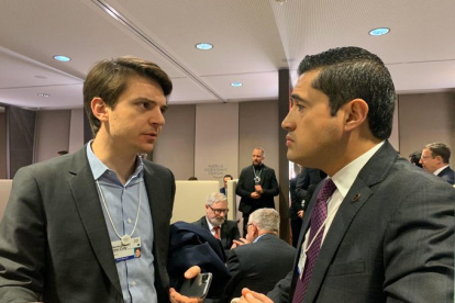 Pierre Dimitri de Uber en conversaciones con el ministro de Economía y Finanzas, Richard Martínez.