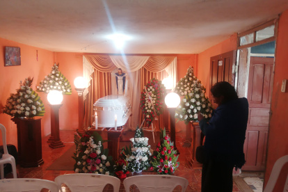 Un ataúd blanco recoge sus restos en medio de la sala de la casa de los padres en la parroquia San Miguelito del cantón Píllaro.