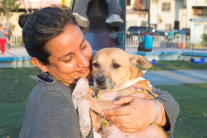 Diana Torres posa junto a Bambi (7 años), una de sus consentidas.
