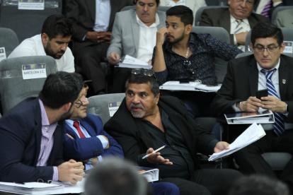 Jorge Flor (con traje negro), tesorero de Asoguayas, realizó algunas observaciones al informe económico de la Ecuafútbol.
