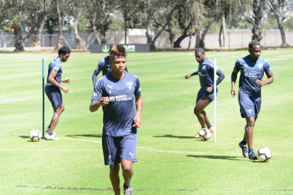Esta tarde, Billy Arce fue presentado por Liga de Quito de manera oficial, aunque él ya estaba entrenando con el equipo desde hace diez días.