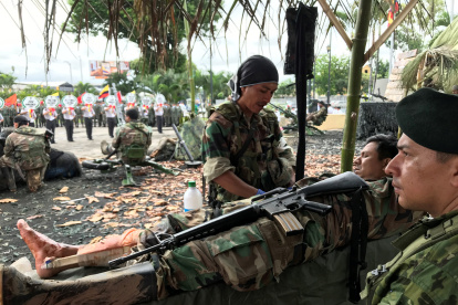 Recreación. un soldado ecuatoriano le cura las heridas a uno de sus compañeros en el campamento. La acción es una dramatización de lo vivido en el Alto Cenepa.