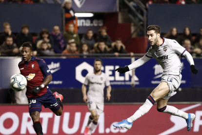Pervis Estupiñán (i), lateral ecuatoriano del Osasuna, durante el remate de Rubén Rochina, del Levante.