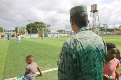 Normalidad. Con la presencia de militares, se creó una escuela de fútbol para niños y jóvenes.