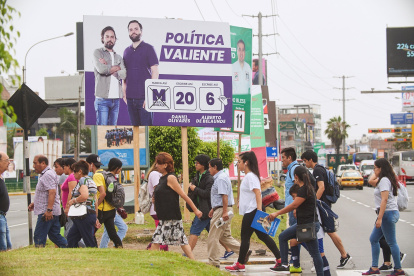 Vista de propaganda del candidato al congreso por el partido político "Acción Popular", Pedro Morales (c), en Lima.