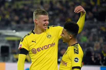 Erling Haaland (i) es felicitado por un compañero luego de marcar el primero de sus doles goles en el triunfo ante el Colonia.