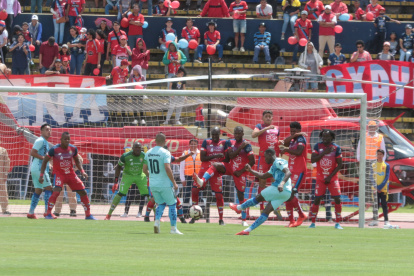 Leonel Quiñónez anotó el primer gol para Macará en la denominada "Mañana Roja".