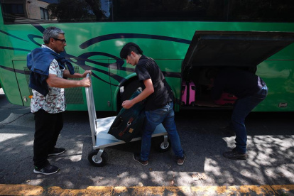 Grupos de ciudadanos venezolanos montan en un autobús, para acogerse al plan de repatriación y volver a Venezuela.