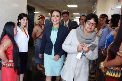 Comparecencia. Diana Atamaint contó con calle de honor y saludos especiales a su ingreso a la mesa.