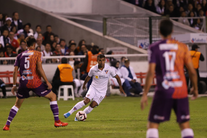 Junior Sornoza (c) dejó momentáneamente el fútbol brasileño, para vincularse a Liga de Quito.