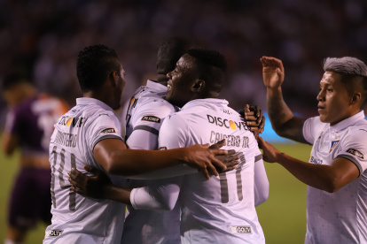Los jugadores de Liga de Quito celebraron la victoria por 2-0 sobre Fénix de Uruguay, en la jornada amistosa de presentación de la plantilla.
