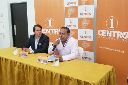 El director ejecutivo, Enrique Menoscal (d), junto al director en Guayaquil del movimiento, Jorge Vélez.