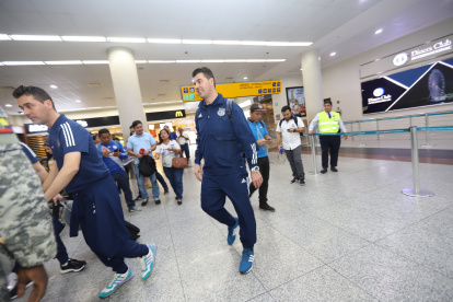 Los jugadores y el técnico Rescalvo (d) compartieron con los hinchas que fueron a recibirlos al aeropuerto.