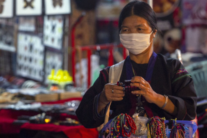 Referencial. Un vendedor espera a un turista chino en un bazar nocturno en la provincia norteña de Chiang Mai, Tailandia.