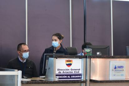 Personal trabaja en el aeropuerto internacional Mariscal Sucre, en Quito, Ecuador.