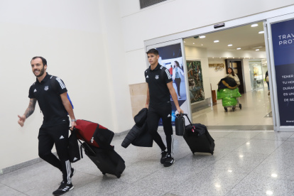 Los jugadores uruguayos Sebastián Rodríguez (i) y Facundo Barceló son dos de las nuevas contrataciones que hizo esta temporada la dirigencia millonaria. Ambos apuntan a ser titulares en el equipo de Rescalvo.