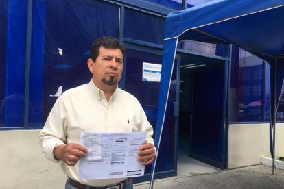 Humberto Salinas acudió hoy 27 de enero hasta la Cnel en Guayaquil para hacer su reclamo.
