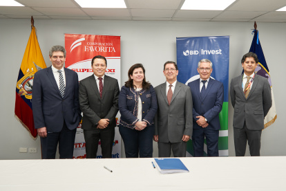 Autoridades de Corporación Favorita y BID Invest fimaron un acuerdo para el desembolso del dinero.