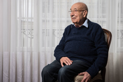 Raphaël Esrail, superviviente de Auschwitz, este sábado en su casa en París