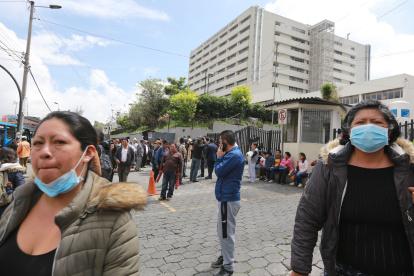 Usuarios del hospital Eugenio Espejo usan mascarillas. Aquí está asilado el caso sospechoso.