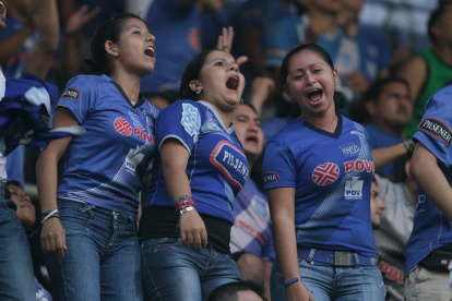 En las gradas del estadio Capwell es fácil distinguir una mezcla de camisetas del Bombillo.