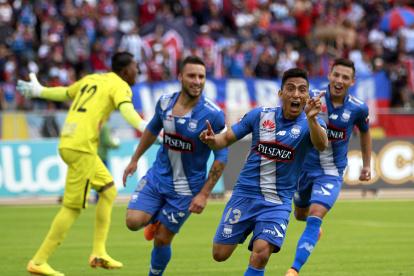Ángel Mena en uno de sus acostumbrados festejos tras convertir un gol.