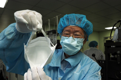 Las fábricas de mascarillas de Taiwán impulsan la producción para satisfacer la creciente demanda causada por el coronavirus.