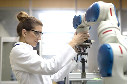 Los médicos han estado utilizando robots para tratar a personas con coronavirus en Estados Unidos.