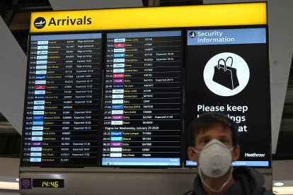 Un hombre usa una mascarilla en la terminal 4 del aeropuerto de Londres.