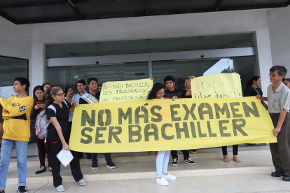 Un  nuevo plantón realizaron ayer padres de familia, quienes aseguran que sus hijos han sido afectados por la filtración de la prueba