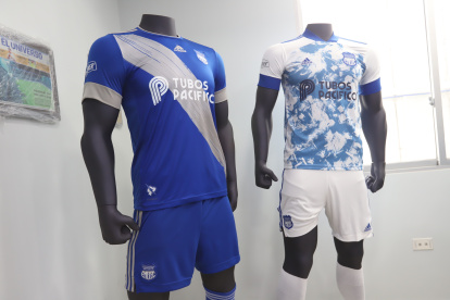 Las camisetas que utilizará Emelec en esta temporada, tienen un estilo moderno.