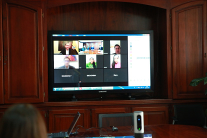 Valencia se comunicó con los ecuatorianos residentes en la región de Wuhan, mediante videotransferencia.