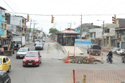 Algunas estaciones de la troncal 4 ya están concluidas. Otras esperan un rediseño.