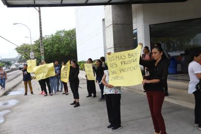 Nuevamente un grupo de padres de familia realizó un plantón en los bajos de la Senescyt para pedir la eliminación de la prueba Ser Bachiller.