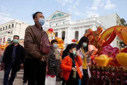 Macau (China), 28/01/2020.- People wearing protective masks in Macao, China, 28 January 2020. As a result of coronavirus, visitors to Macao had a drop of almost 70 per cent in entries, relative to last year"s. As a result, the territory"s landmark streets and tourist areas are almost empty, as one would expect in this festive season, and the vast majority protect themselves with masks. EFE/EPA/CARMO CORREIA CHINA HEALTH MACAO CORONAVIRUS EPIDEMIC